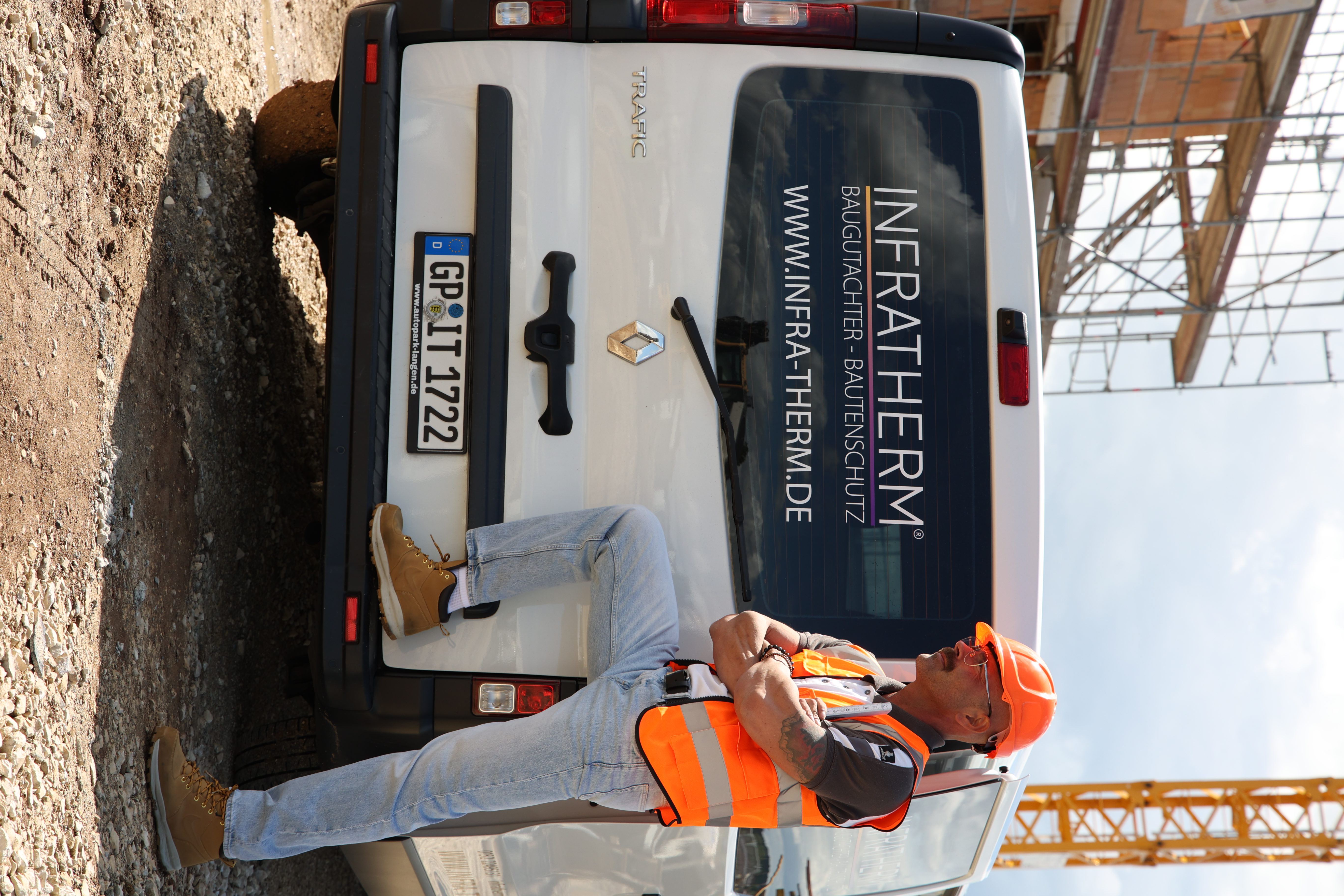 Business-Shooting am Firmenfahrzeug INFRATHERM Baugutachter
