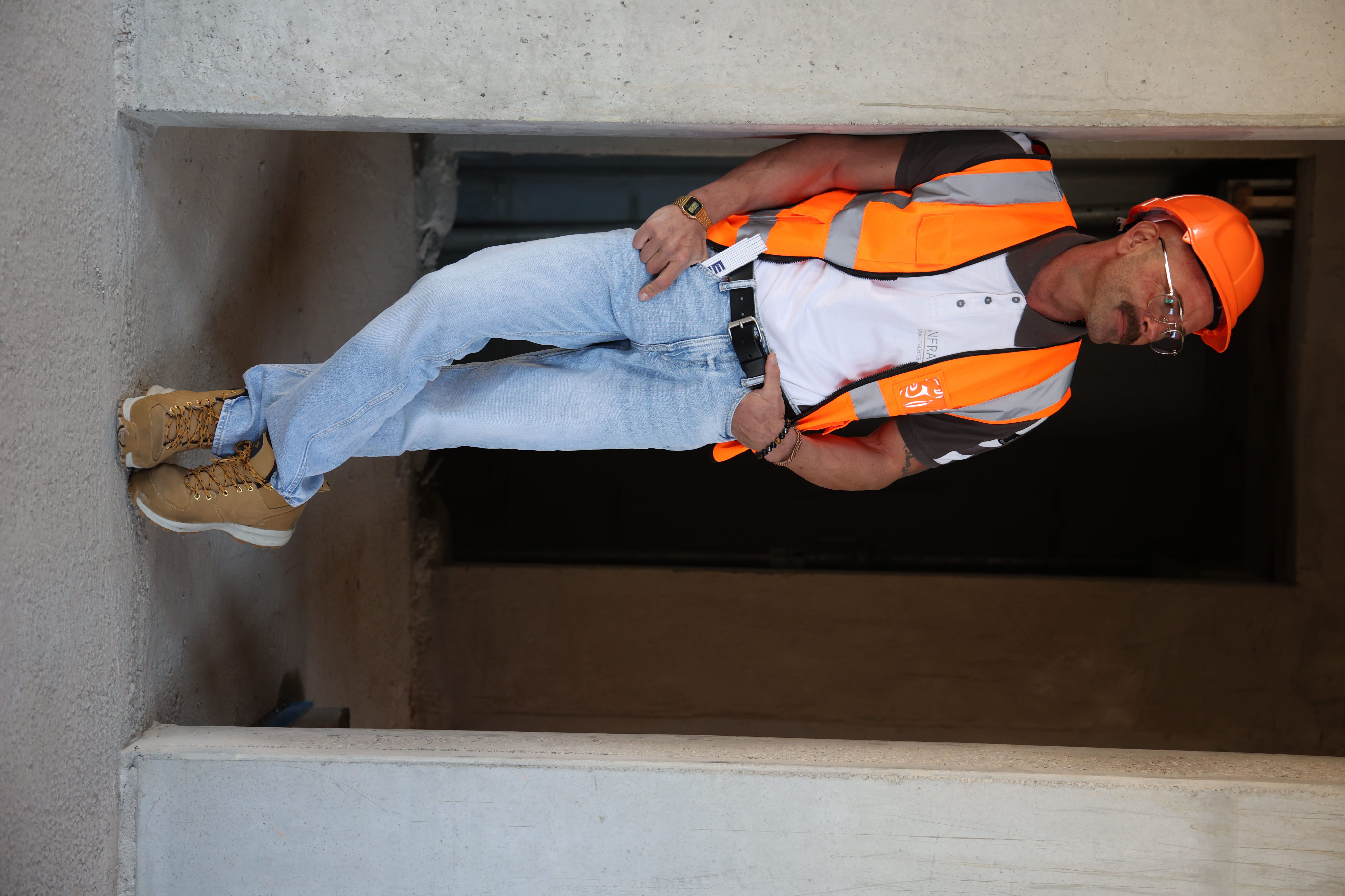 Portrait im Türrahmen auf der Baustelle