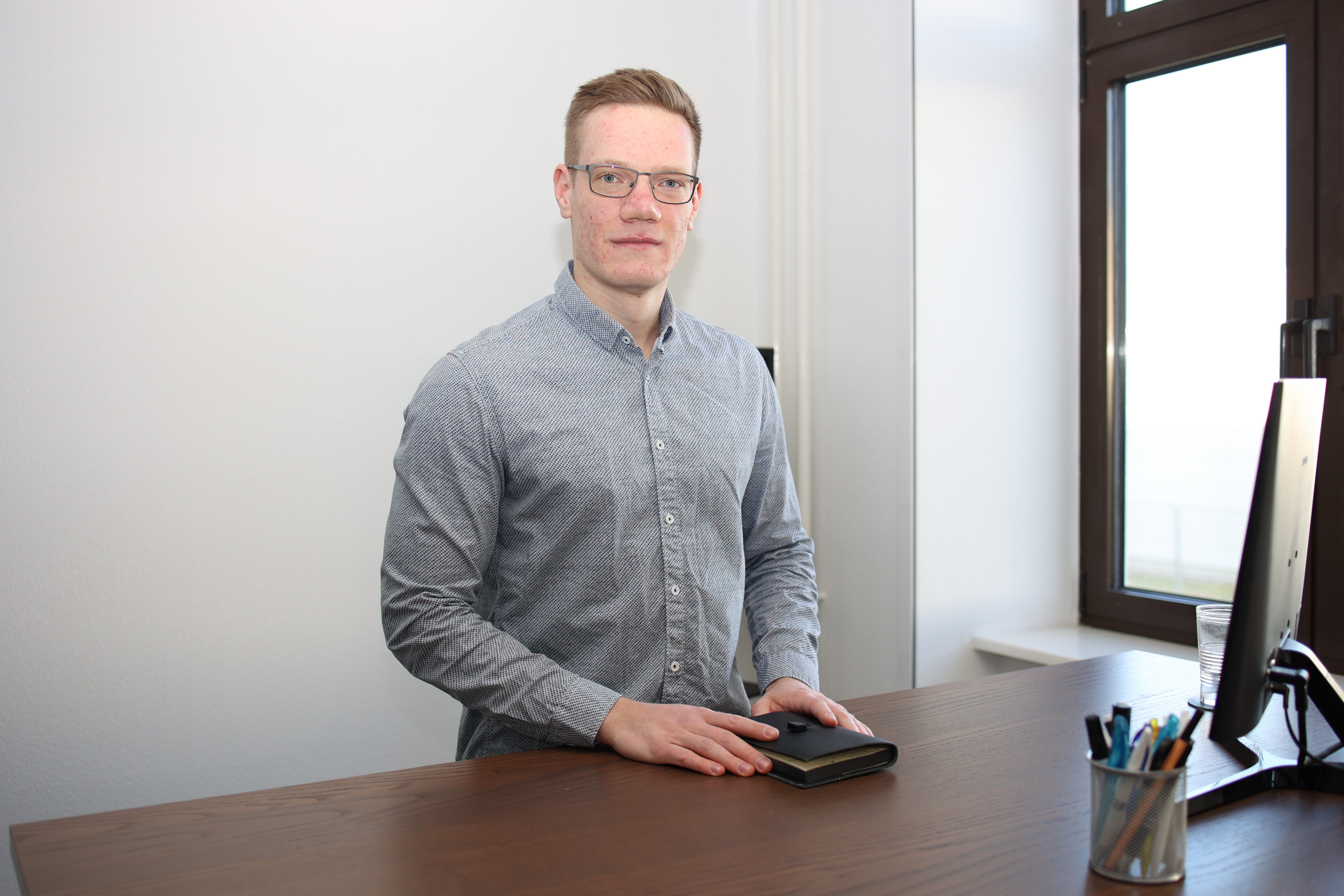 Gründer im Büro am Schreibtisch, Beratungsunternehmen Göppingen